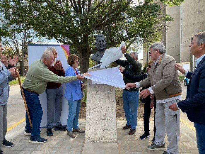 Se inauguró en Morteros un busto en homenaje al ex Presidente Arturo H. Illia