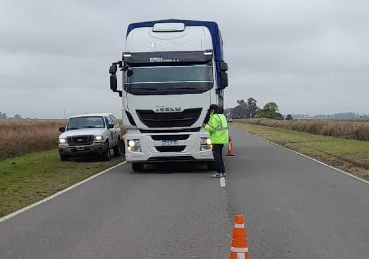 Un camionero fue multado en más de 2 millones por exceso de carga