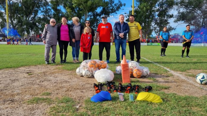 Michlig entregó elementos deportivos a los clubes de Ceres