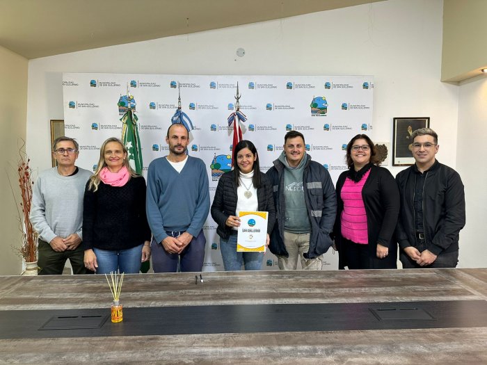 San Guillermo: El municipio firmó un convenio con apicultores para una sala de extracción