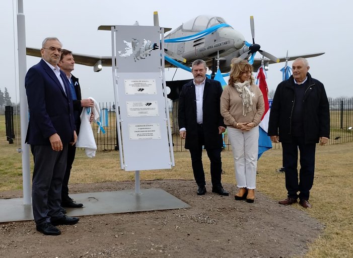 Emplazaron un avión Pucará en el acceso a Ataliva