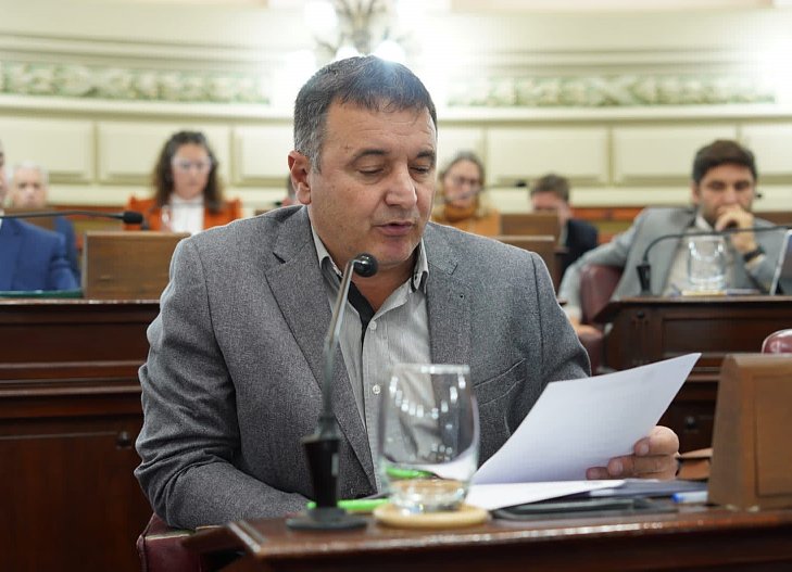 González pide respuestas por la falta de pagos a droguerías y el desabastecimiento a hospitales