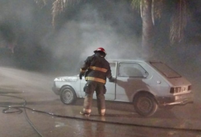 Un auto se incendió en Freyre