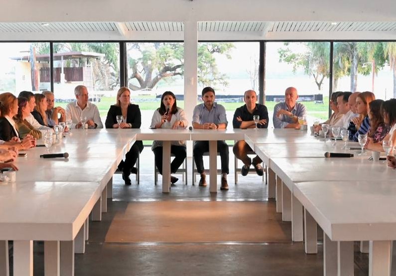 Pullaro y Clara García encabezaron un encuentro de 