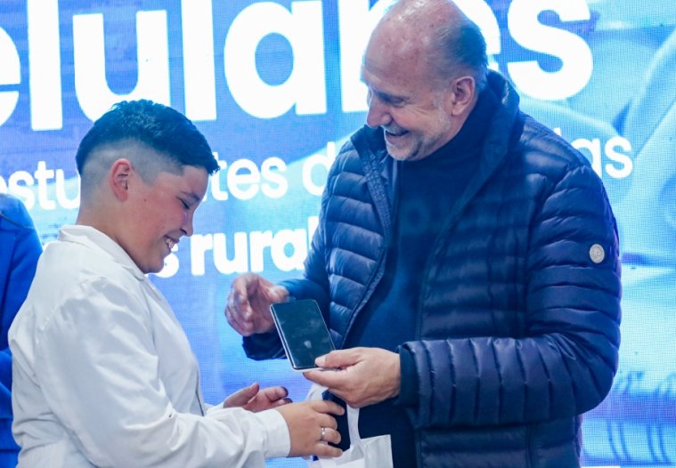 Perotti entregó celulares e inauguró el corredor Suardi-Monte Oscuridad-San Guillermo