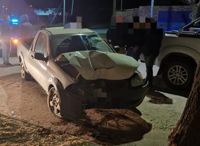 Miramar: Perdió el control de la camioneta e impactó contra un árbol