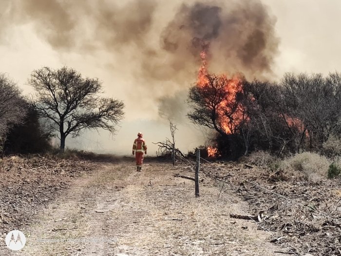 Incendio en zona rural de Miramar de Ansenuza