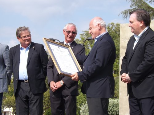 El gobernador Lifchitz entregó las leyes que declaran ciudades a Suardi y San Guillermo