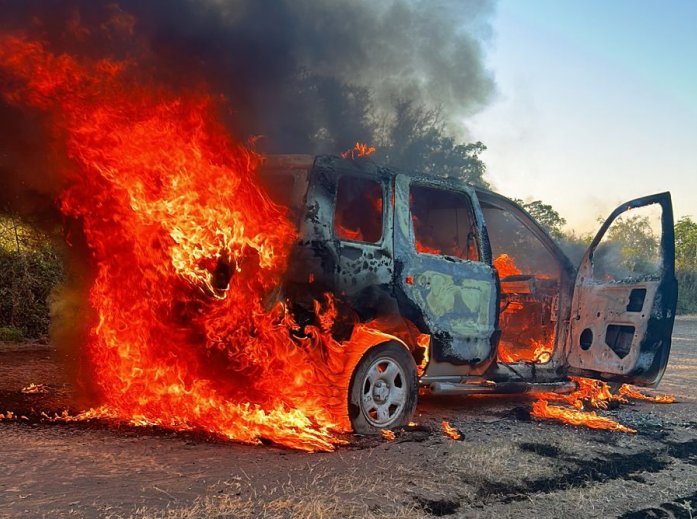 Se incendió una camioneta en zona rural de Brinkmann