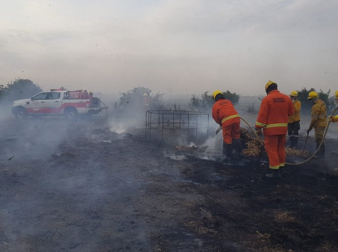 Bomberos de Morteros sofocaron incendio de rollos en Col. San Pedro