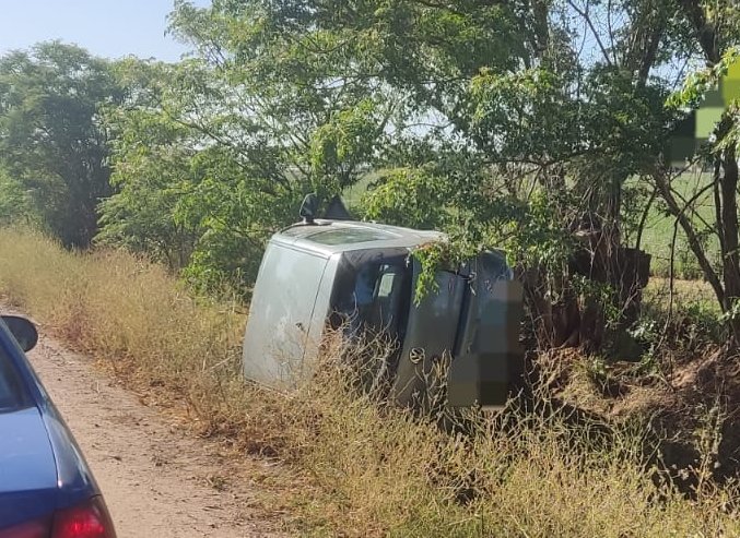 Volcó un auto en zona rural de Brinkmann