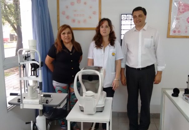 Brinkmann: Tévez entregó equipamiento oftalmológico al Centro de Salud