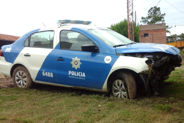 Agente policial de Monigotes se accidentó al caer a un canal