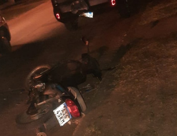 Suardi: Motociclista lesionada al impactar con una camioneta estacionada