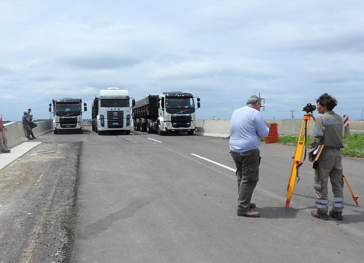 Sunchales: Concretaron prueba de carga en un puente de la autopista Ruta 34 