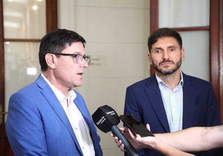 Pullaro firmó el decreto que elimina la no repitencia en el nivel secundario