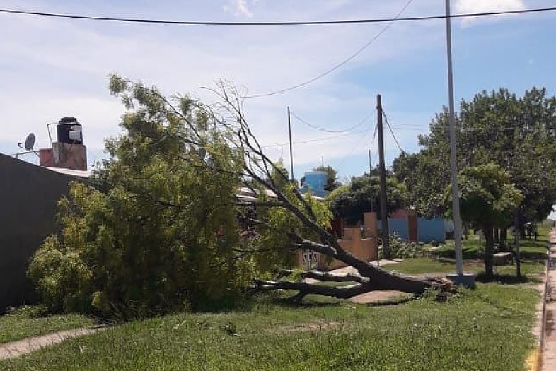 Un fuerte temporal causó destrozos en Ambrosetti 