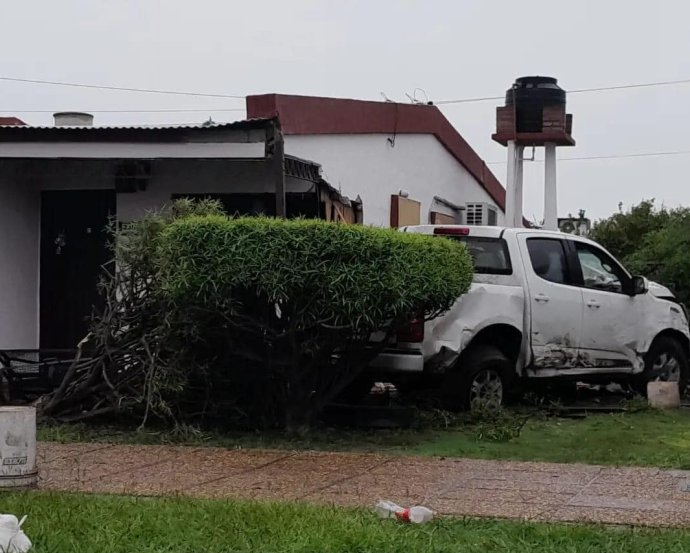 San Guillermo: Una camioneta se incrustó en una vivienda