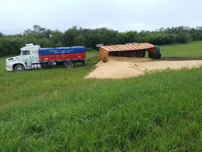 Camiones volcaron en Palacios y Altos de Chipión