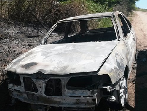 Robaron e incendiaron un auto de la Municipalidad de Col. Marina