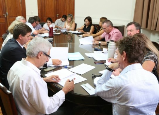 Destinan fondos de Obras Menores para pagar aguinaldos