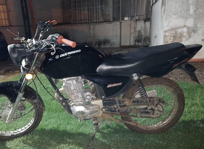 Dos jóvenes detenidos por robar una moto en Porteña