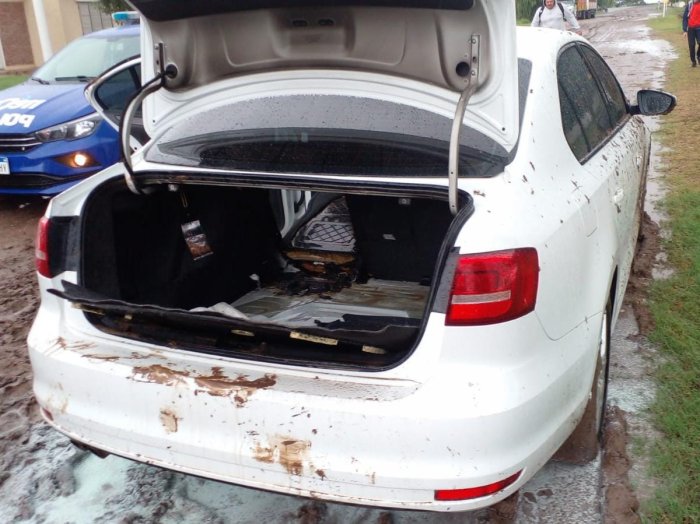 Principio de incendio de un auto en Porteña