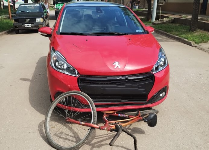 Freyre: Una mujer chocó a dos menores que iban en bicicletas