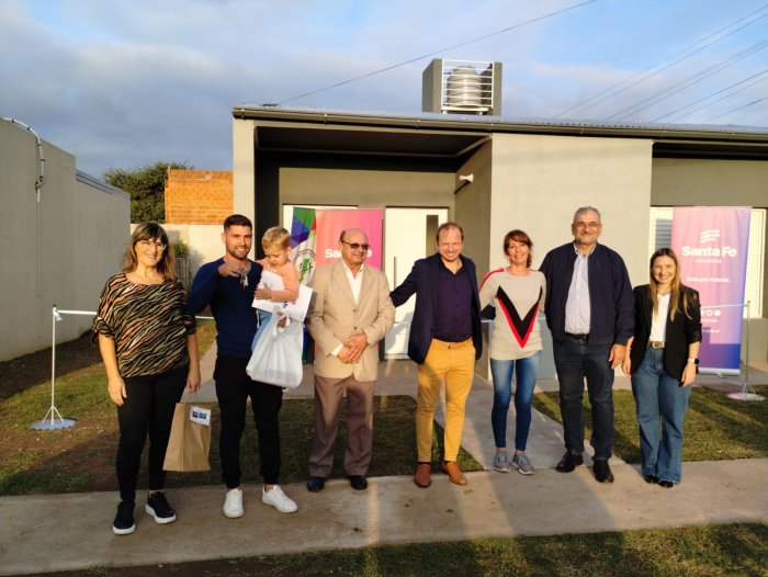 La provincia entregó viviendas en Col. Bicha y Col. Aldao