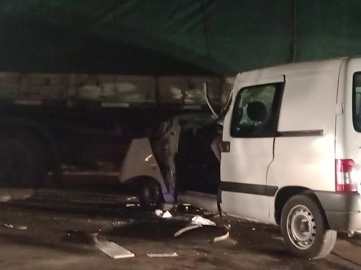 Automovilista grave al chocar con un camión en Arrufó