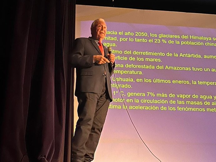 Sala llena para escuchar la disertación del Dr. Hugo Pizzi en Suardi
