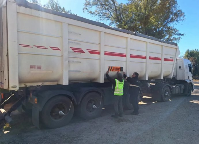 Seeber: Dos camiones con granos fueron interceptados por Gendarmería