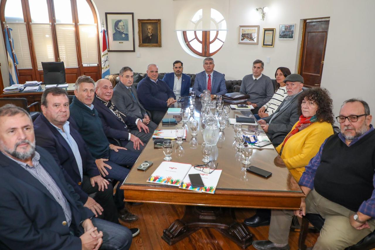 Paritaria Central: Provincia ofreció un incremento del 18% para el trimestre abril-junio