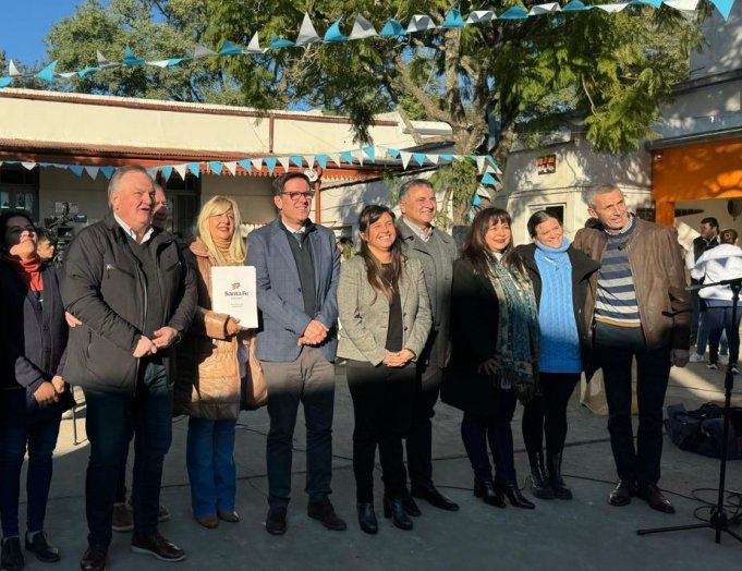 El Ministro Goity entregó fondos a escuelas del departamento