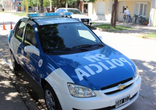 Mujer herida al ser chocada por un carro que se desenganchó de un tractor