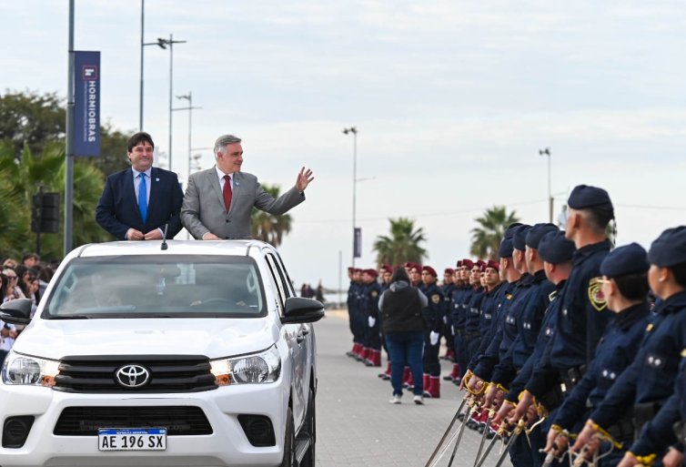 Miramar: Llaryora tomó juramento a la bandera y anunció fuertes inversiones
