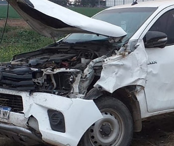 Camión perdió rollos y provocó un accidente en Balnearia