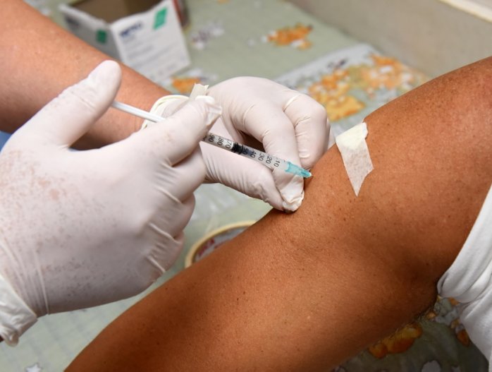 Farmacias de la provincia vacunan gratuitamente contra el covid y  el virus sincicial respiratorio