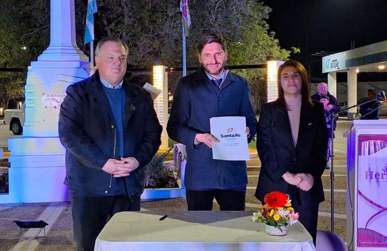 Pullaro en Hersilia: Inauguró ripio y entregó aportes a Comunas del departamento