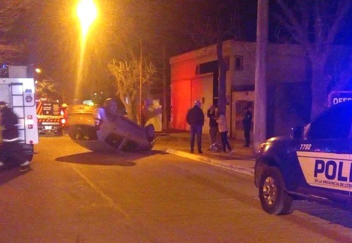 Volcó un auto en zona urbana de Brinkmann