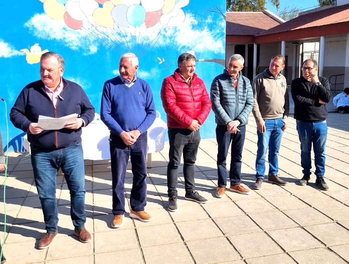 Michlig acercó un importante aporte FANI a la escuela 6141 de Suardi