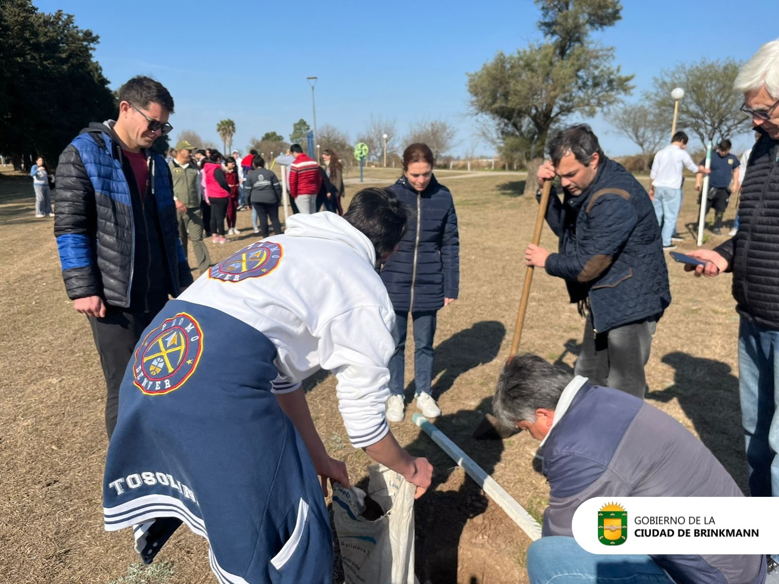 Jóvenes de Brinkmann plantaron árboles por sus sueños