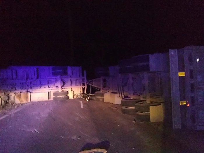 Camión volcó en cercanías de San Guillermo