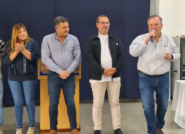 Michlig entregó aportes FANI a escuelas de San Cristóbal y La Cabral