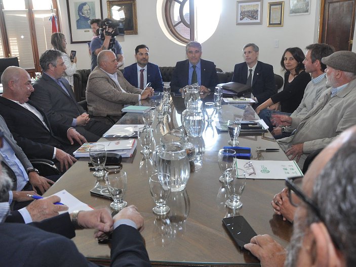 La provincia retomó las paritarias con los gremios estatales y docentes