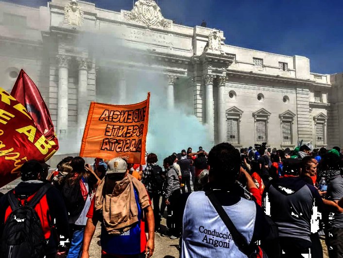 Seis hombres fueron imputados por los disturbios en la Legislatura santafesina