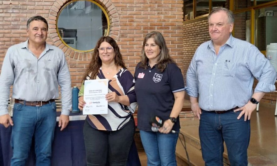 Michlig entregó aportes y firmó un convenio con la Escuela N° 40 de San Cristóbal