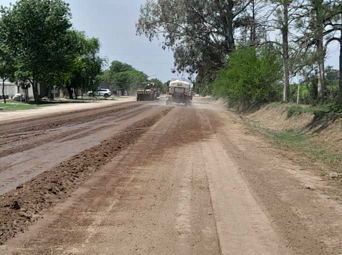 Trabajan en el mantenimiento y mejorado de caminos en Brinkmann