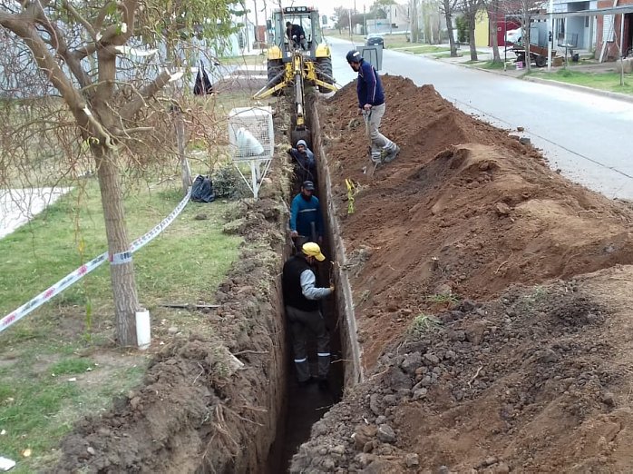 Continúan trabajando en la ejecución de cloacas en el sector sur de Suardi