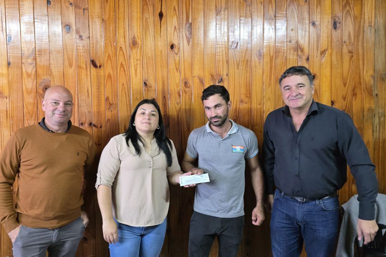 Entregan fondos de Obras Menores a dos comunas del departamento